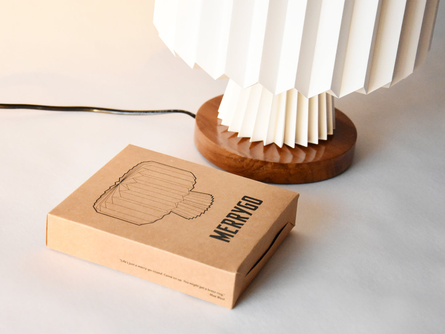 Stylish compact packaging for lampshade