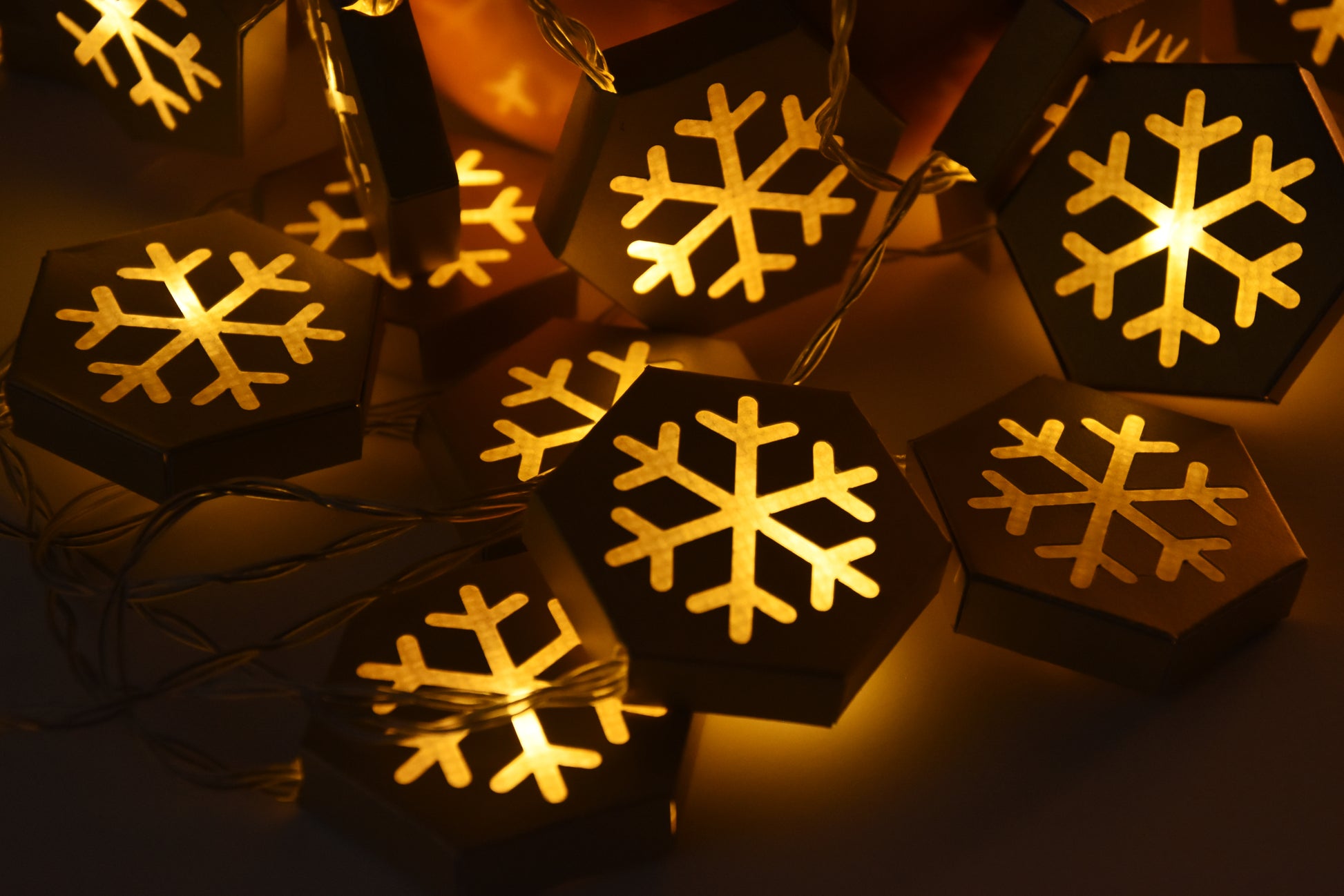 Snowflake motif LED string lights for Christmas tree decoration